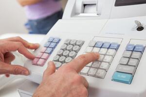 Законопроєкт пропонує скасувати штрафи за відсутність попереднього програмування товарів у РРО