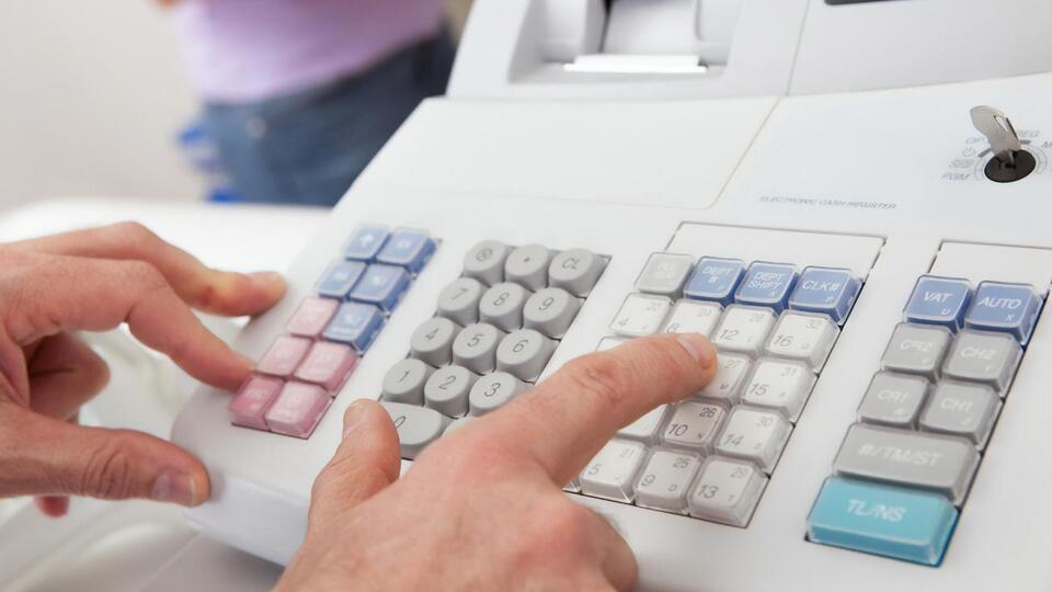 Законопроєкт пропонує скасувати штрафи за відсутність попереднього програмування товарів у РРО