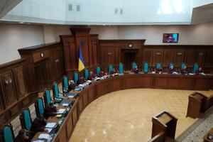 ЗМІ повідомляли, що КСУ не може зібрати кворум через відмову кількох суддів приходити на засідання