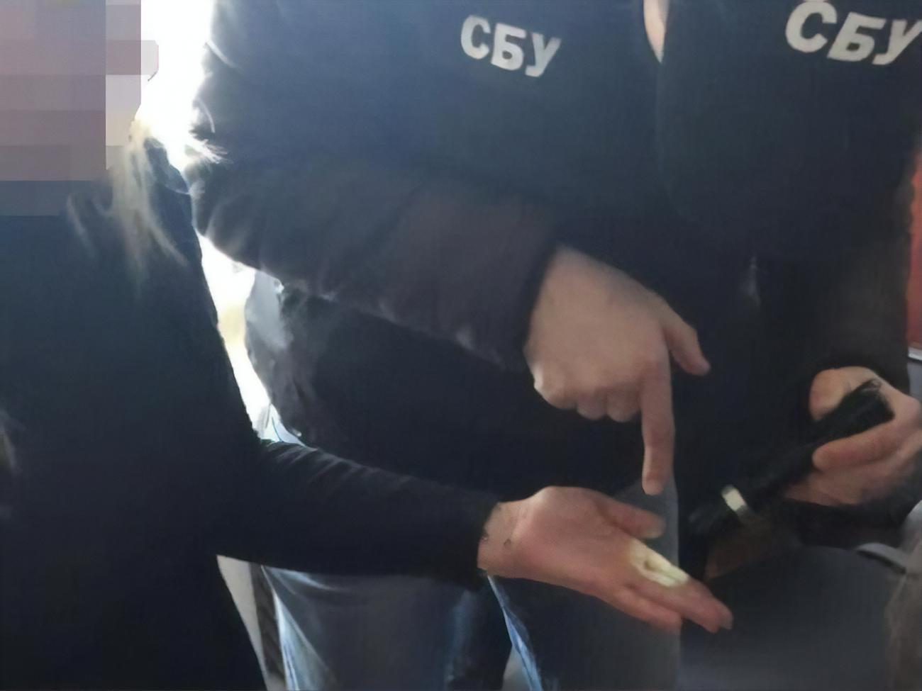 Менеджера задержали после получения взятки, сообщили в СБУ