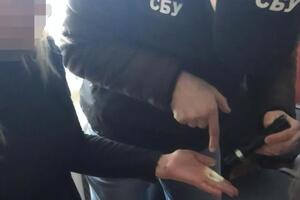 Менеджера задержали после получения взятки, сообщили в СБУ