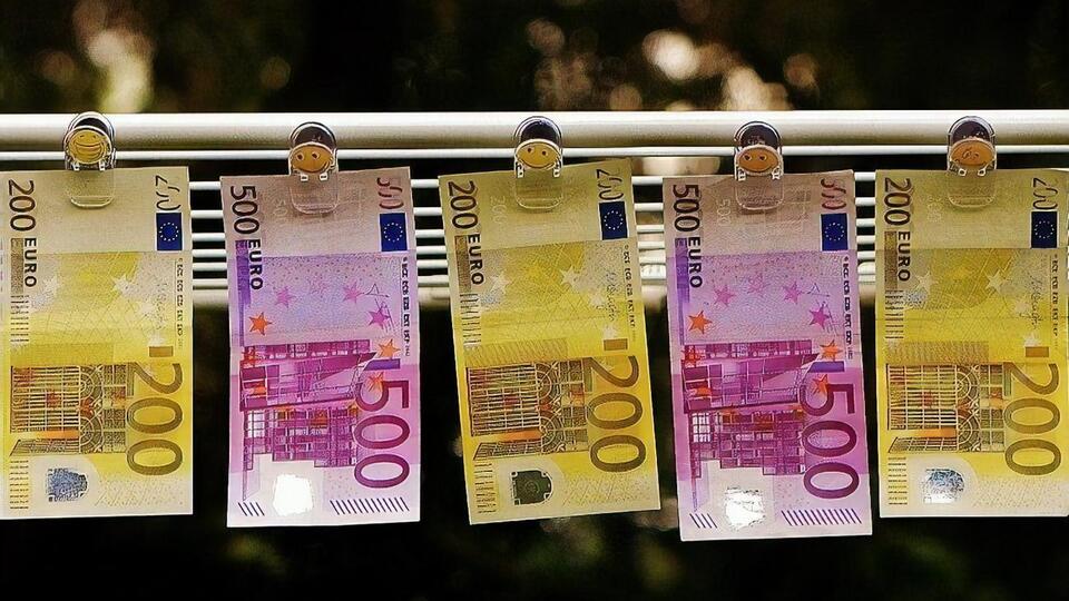 Гривня щодо євро дорожчає третій день поспіль