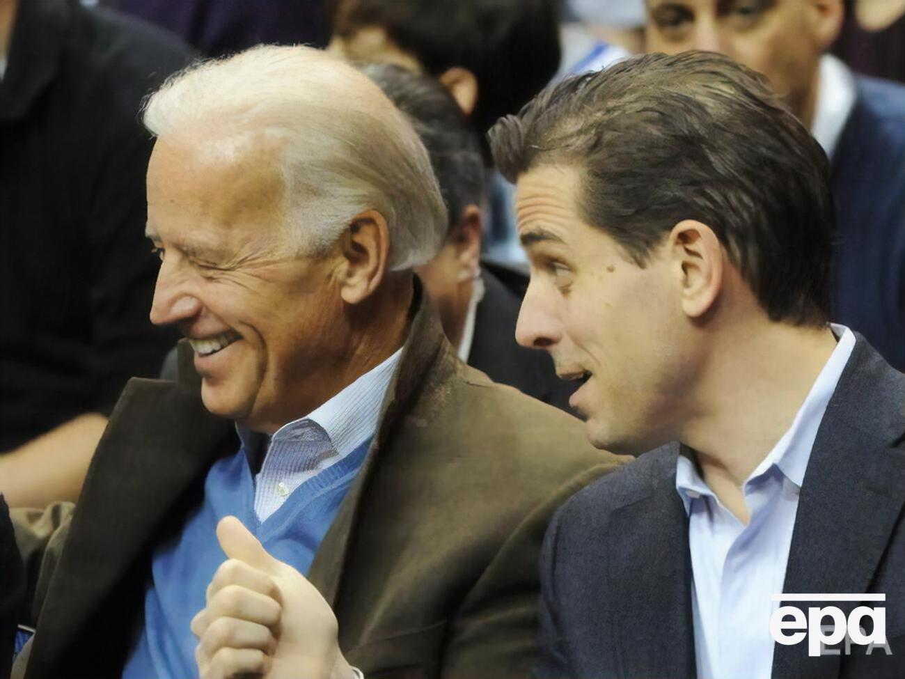 По данным СМИ, расследование в отношении Байдена-младшего (справа) ведется с 2018 года