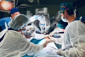 Діями робота керував хірург Львівської лікарні швидкої допомоги