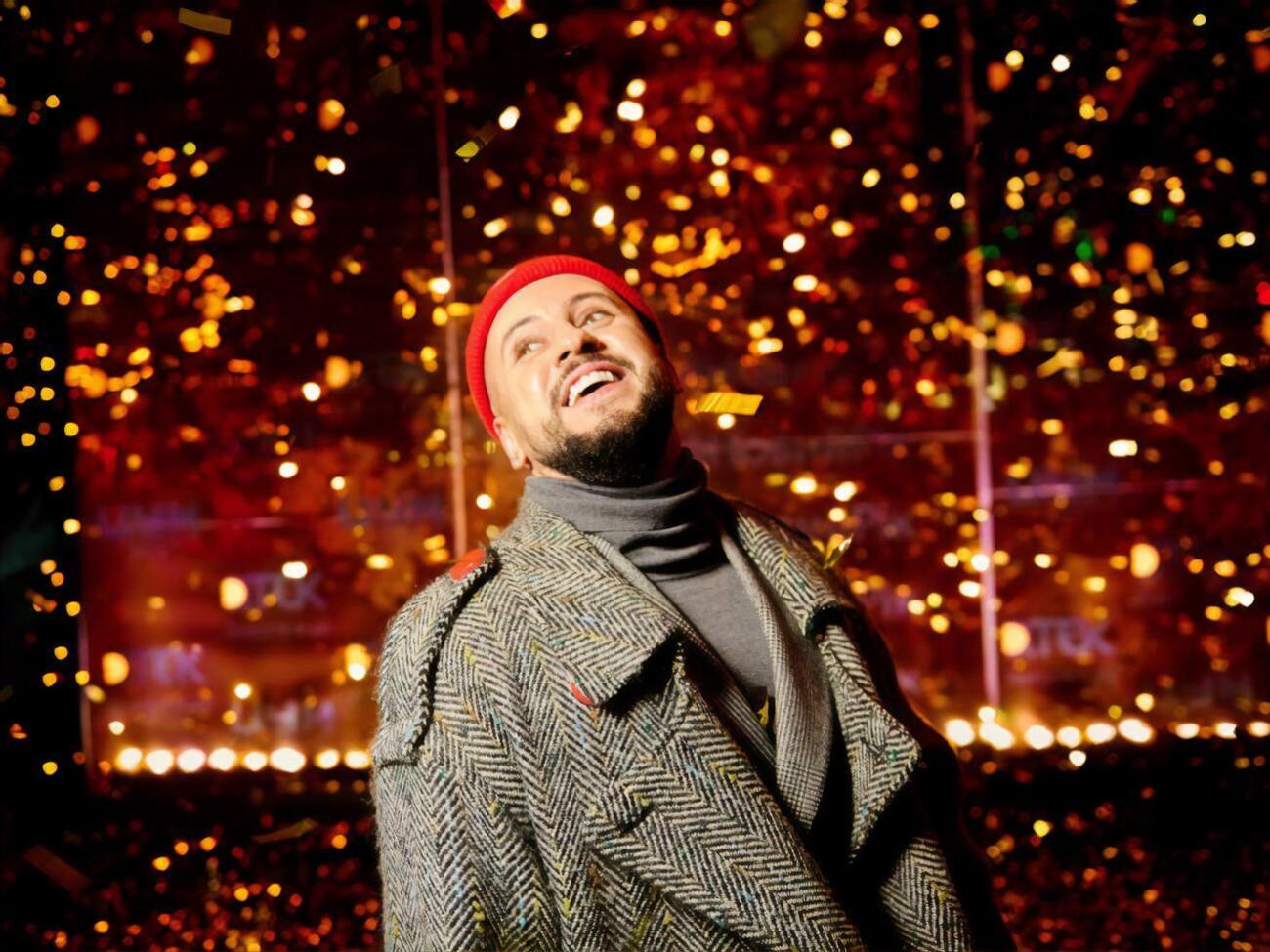 На торжественном открытии праздничной иллюминации исторического фасада Центрального универмага выступил Monatik