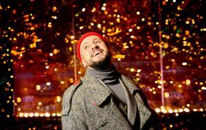 На торжественном открытии праздничной иллюминации исторического фасада Центрального универмага выступил Monatik