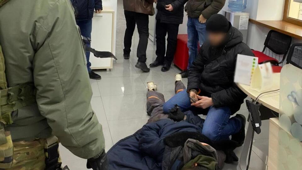 С захватчиком вели переговоры два сотрудника полиции и КОРД