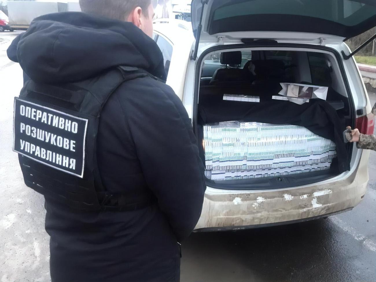У багажному відділенні автомобіля виявили сигарети без акцизних марок