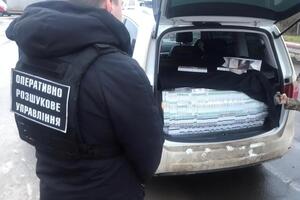 У багажному відділенні автомобіля виявили сигарети без акцизних марок