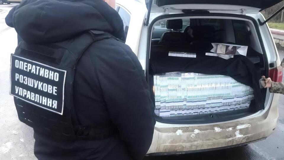 У багажному відділенні автомобіля виявили сигарети без акцизних марок