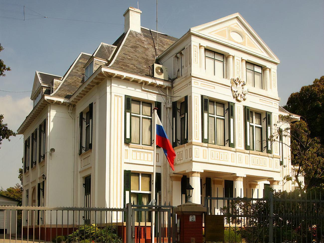 Дипломати працювали в російському посольстві в Гаазі