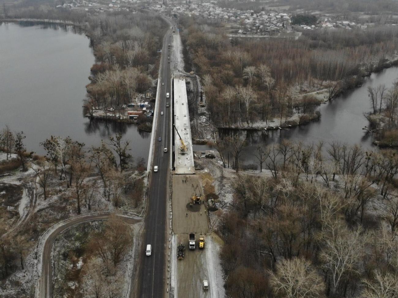Мокрый снег в Киеве убирали колонны спецтехники