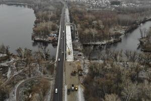 Мокрый снег в Киеве убирали колонны спецтехники