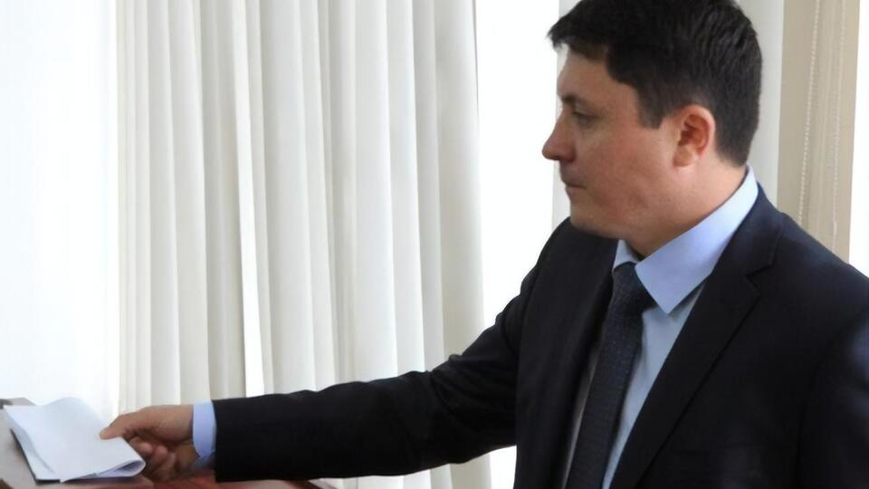 Портал пише, що Бойчук під час роботи в Міністерстві енергетики критикував керівників НАК "Нафтогаз України" Андрія Коболєва і Юрія Вітренка