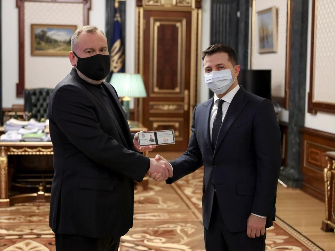 Зеленський вручив Резніченку посвідчення