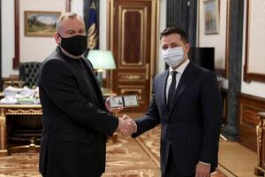 Зеленський вручив Резніченку посвідчення