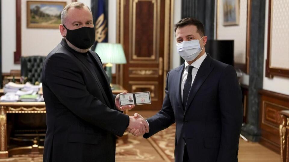 Зеленський вручив Резніченку посвідчення