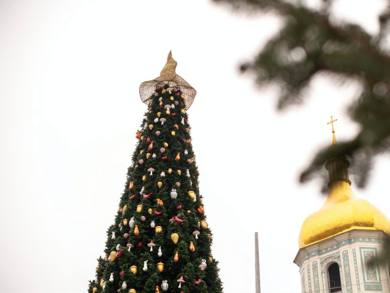 За задумом авторів, капелюх на ялинці має "зігрівати" казкових тварин, які її прикрашають