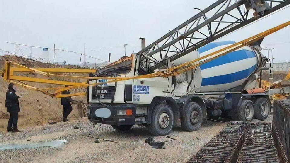 В Днепре упал строительный кран