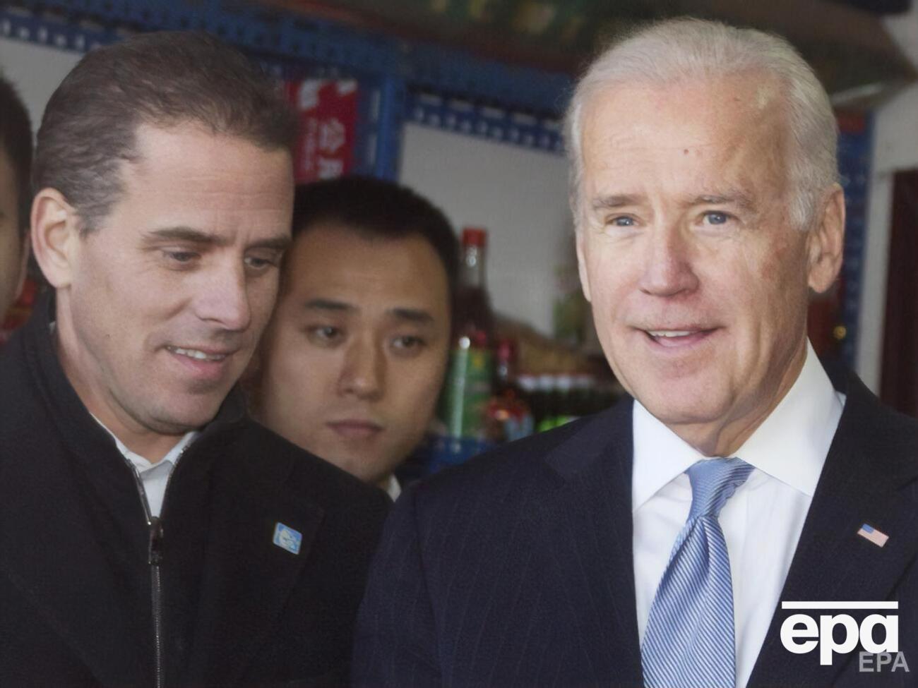 Хантер Байден (слева) находится под следствием по делу об уплате налогов