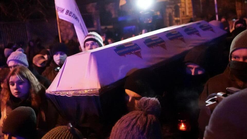 Кілька сотень людей прийшли під Офіс президента та принесли із собою вінки зі штучних квітів і труну