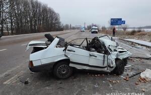 Водій Renault не впорався з керуванням і виїхав на зустрічну смугу, де зіткнувся з автомобілем ВАЗ, зазначили в поліції