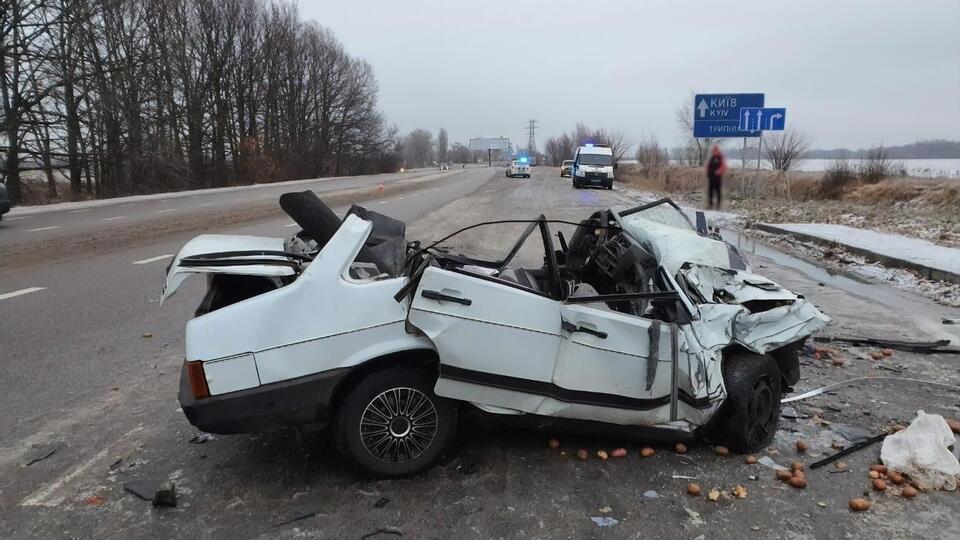 Водій Renault не впорався з керуванням і виїхав на зустрічну смугу, де зіткнувся з автомобілем ВАЗ, зазначили в поліції