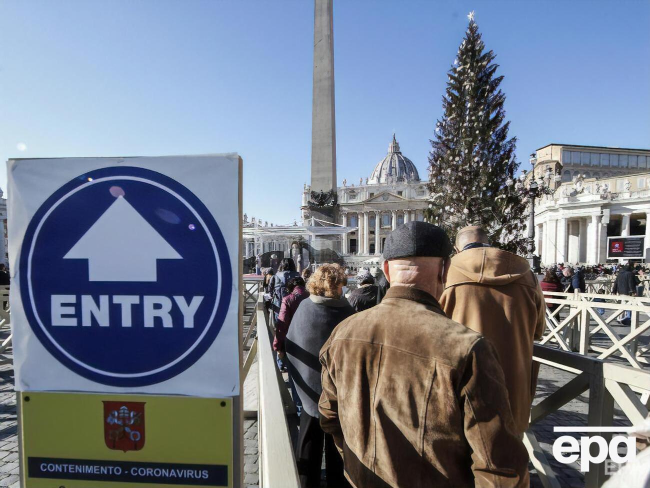 Рождественскую елку и&nbsp;выставку вертепов разместили на площади Святого Петра