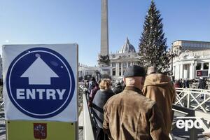 Різдвяну ялинку і виставку вертепів розмістили на площі Святого Петра