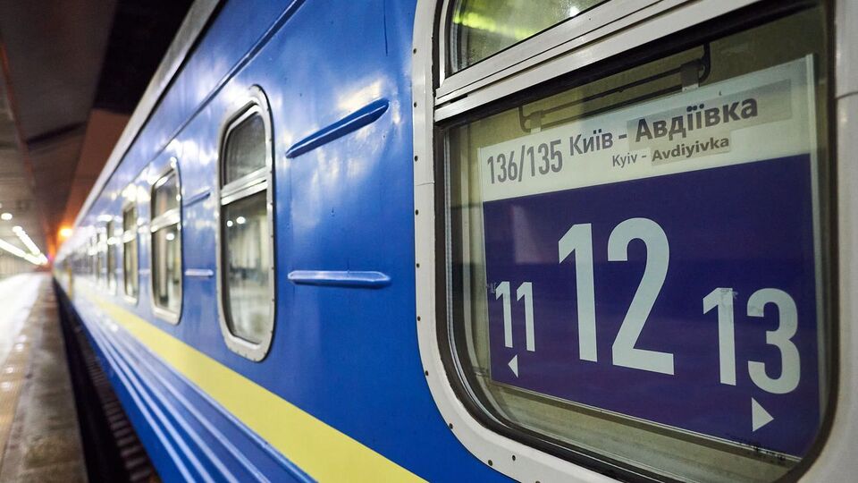Першого пасажира поїзда "Маяк" нагородили сертифікатом на безоплатну поїздку