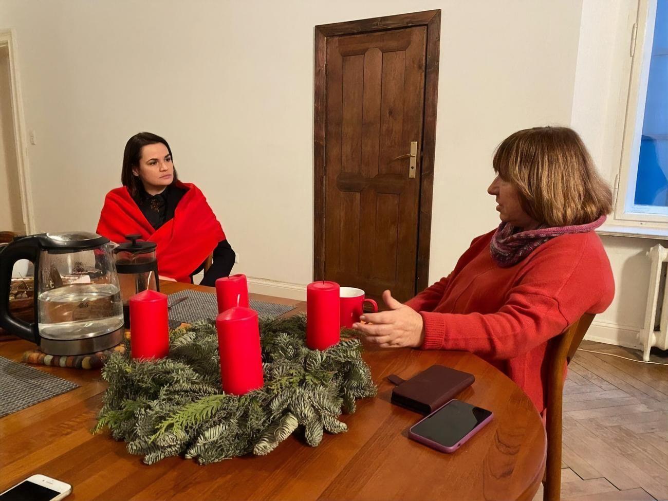 Алексиевич (справа) сообщила, что собирает материалы о героях протестов в Беларуси