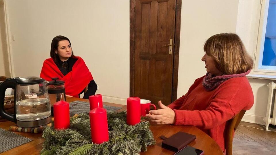 Алексієвич (праворуч) повідомила, що збирає матеріали про героїв протестів у Білорусі