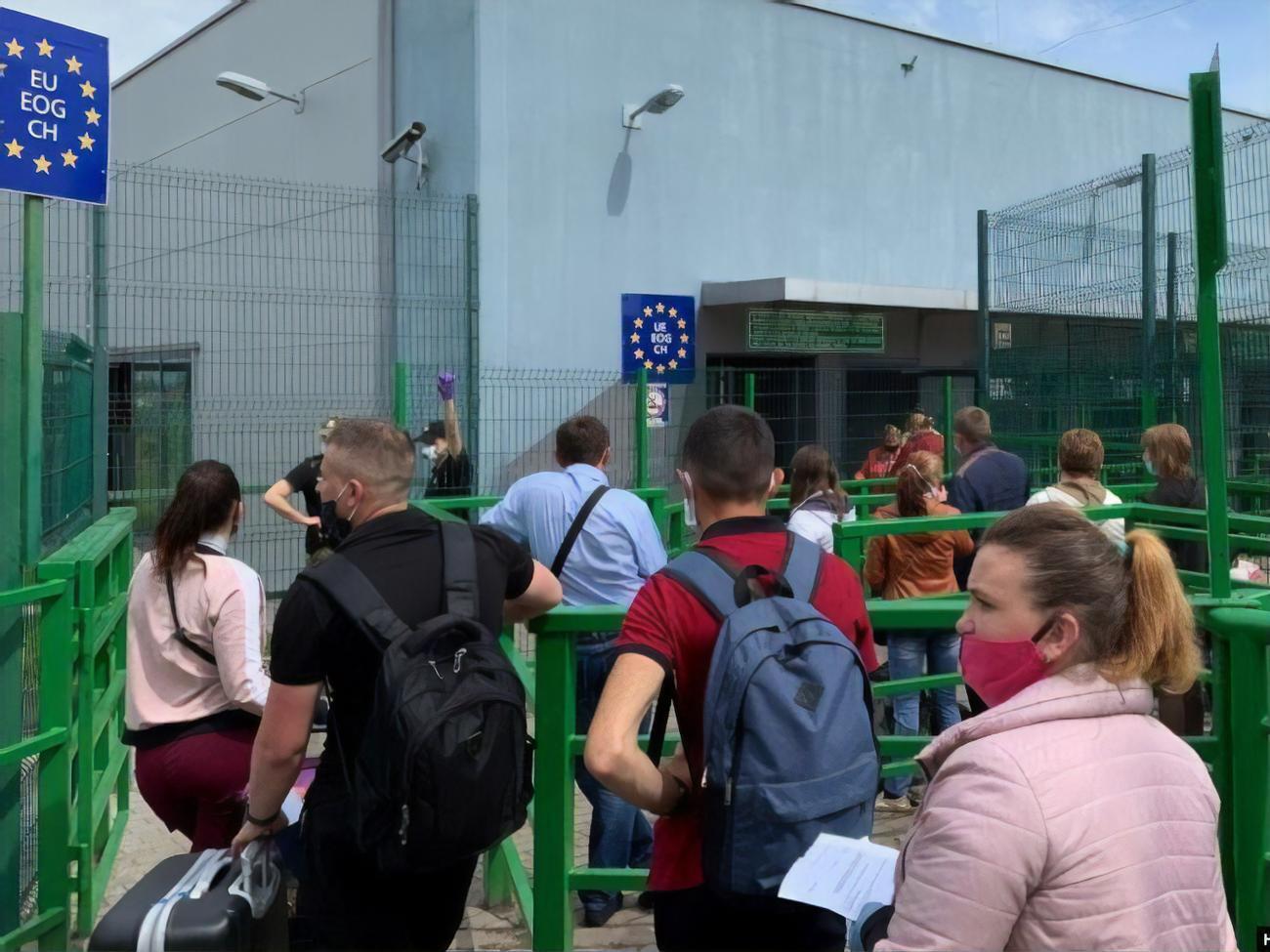 Больше всего украинцев официально трудоустроилось на Кипре и в Польше (на фото&nbsp;&ndash; очередь перед пунктом пропуска "Медика" в Польшу в июне 2020 года)