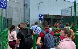 Больше всего украинцев официально трудоустроилось на Кипре и в Польше (на фото – очередь перед пунктом пропуска "Медика" в Польшу в июне 2020 года)