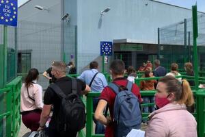 Больше всего украинцев официально трудоустроилось на Кипре и в Польше (на фото – очередь перед пунктом пропуска "Медика" в Польшу в июне 2020 года)