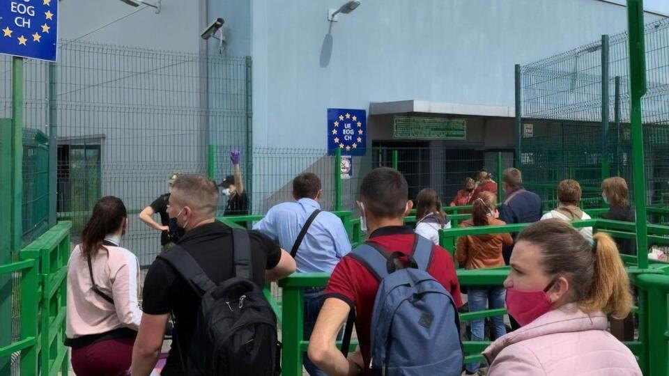 Найбільше українців офіційно працевлаштувалося на Кіпрі й у Польщі (на фото – черга перед пунктом пропуску "Медика" у Польщу в червні 2020 року)