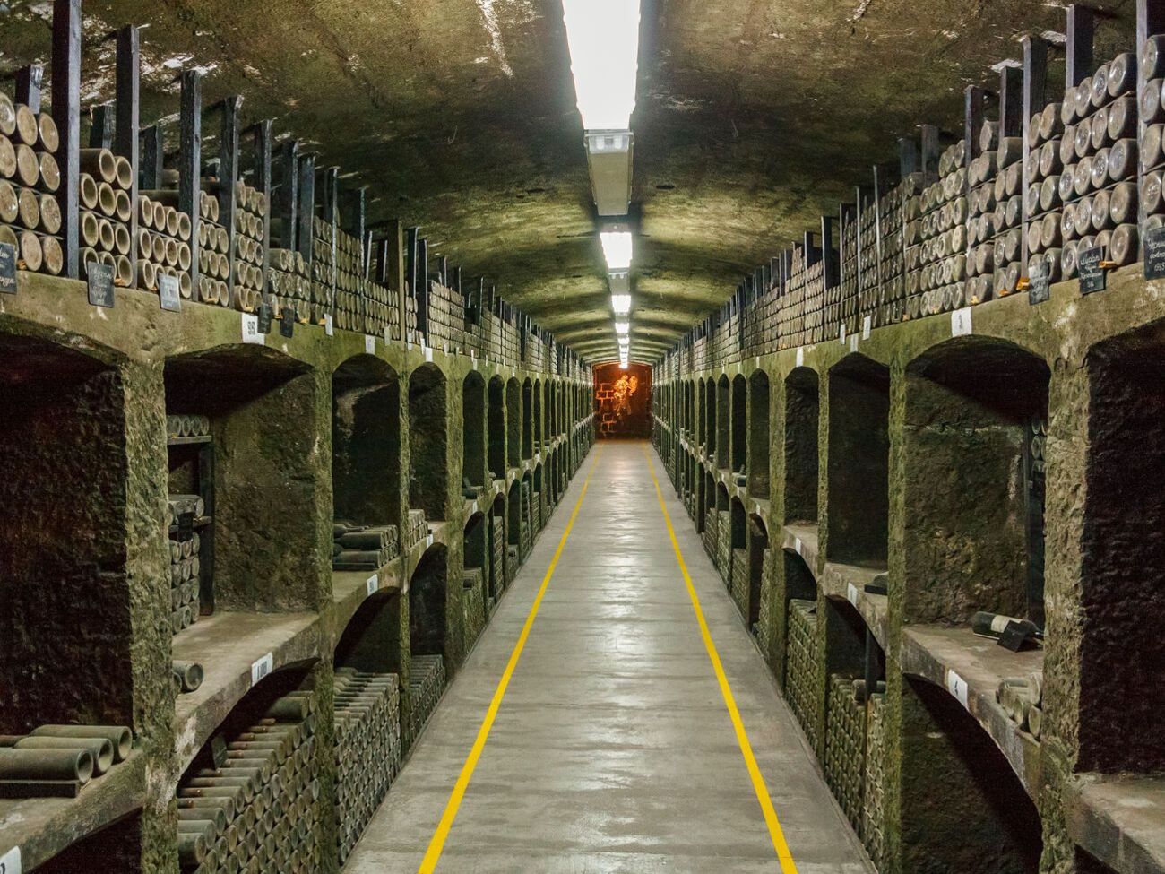 Організований російськими окупантами "аукціон" винного заводу тривав усього 12 хвилин