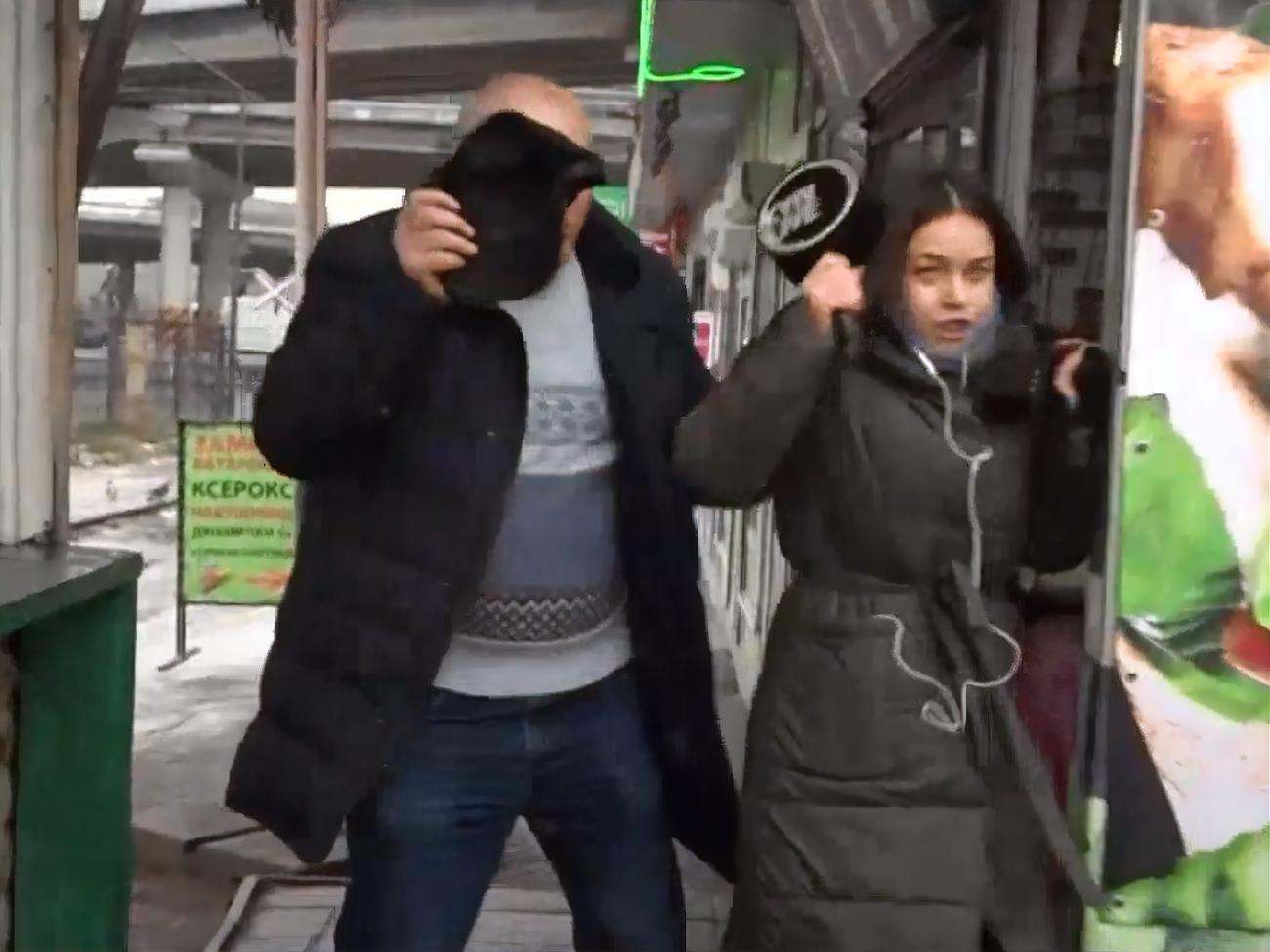 Оператор успел зафиксировать нападение на камеру