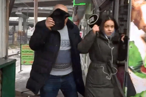 Оператор успел зафиксировать нападение на камеру