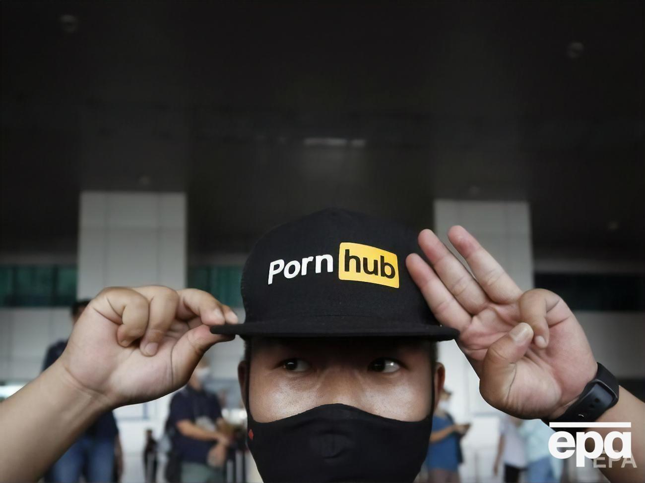 С момент запуска Pornhub любой человек мог создать аккаунт и загружать в него видео