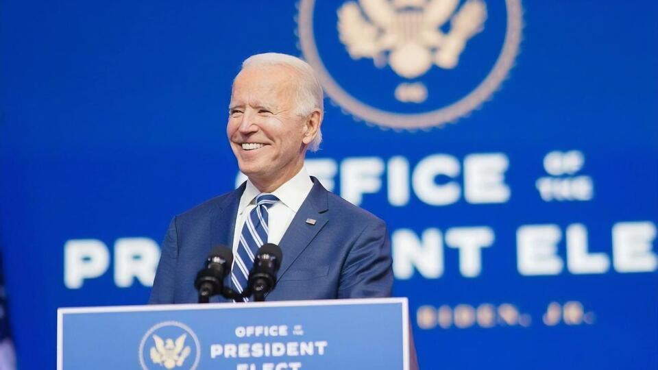 Байден (на фото) обігнав Трампа на 70 голосів