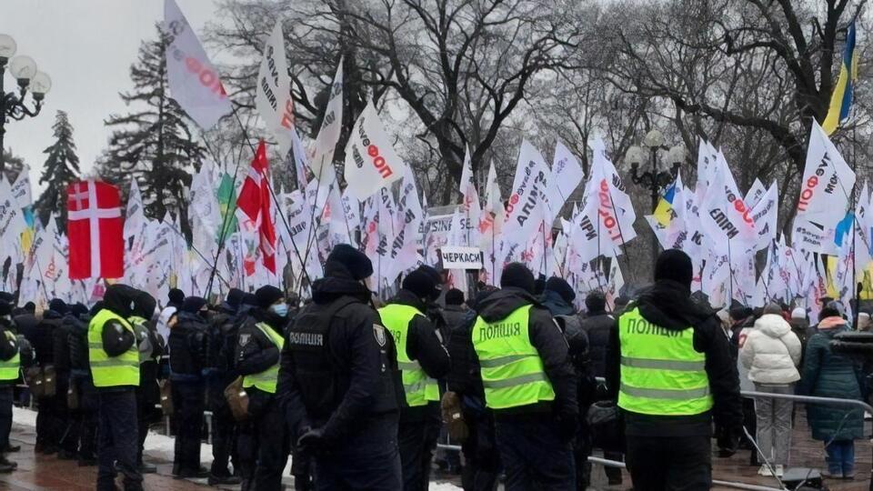 Протестувальники перекрили рух на вулицях Грушевського та Шовковичній