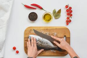 Прежде всего филе следует отделить от костей