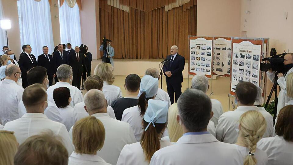 Общаясь с медиками, Лукашенко выразил убежденность в том, что белорусским ученым под силу создать вакцину от COVID-19