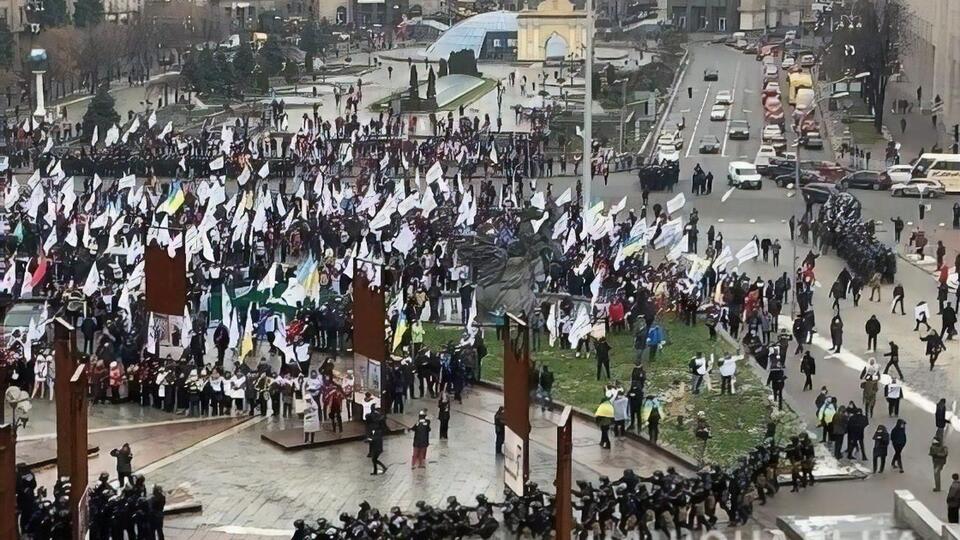 Полиция предупредила собравшихся об административной и уголовной ответственности