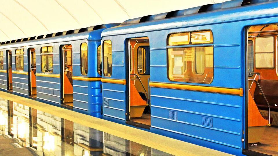 Из-за сообщения о минировании движение метро на ряде станций ограничили