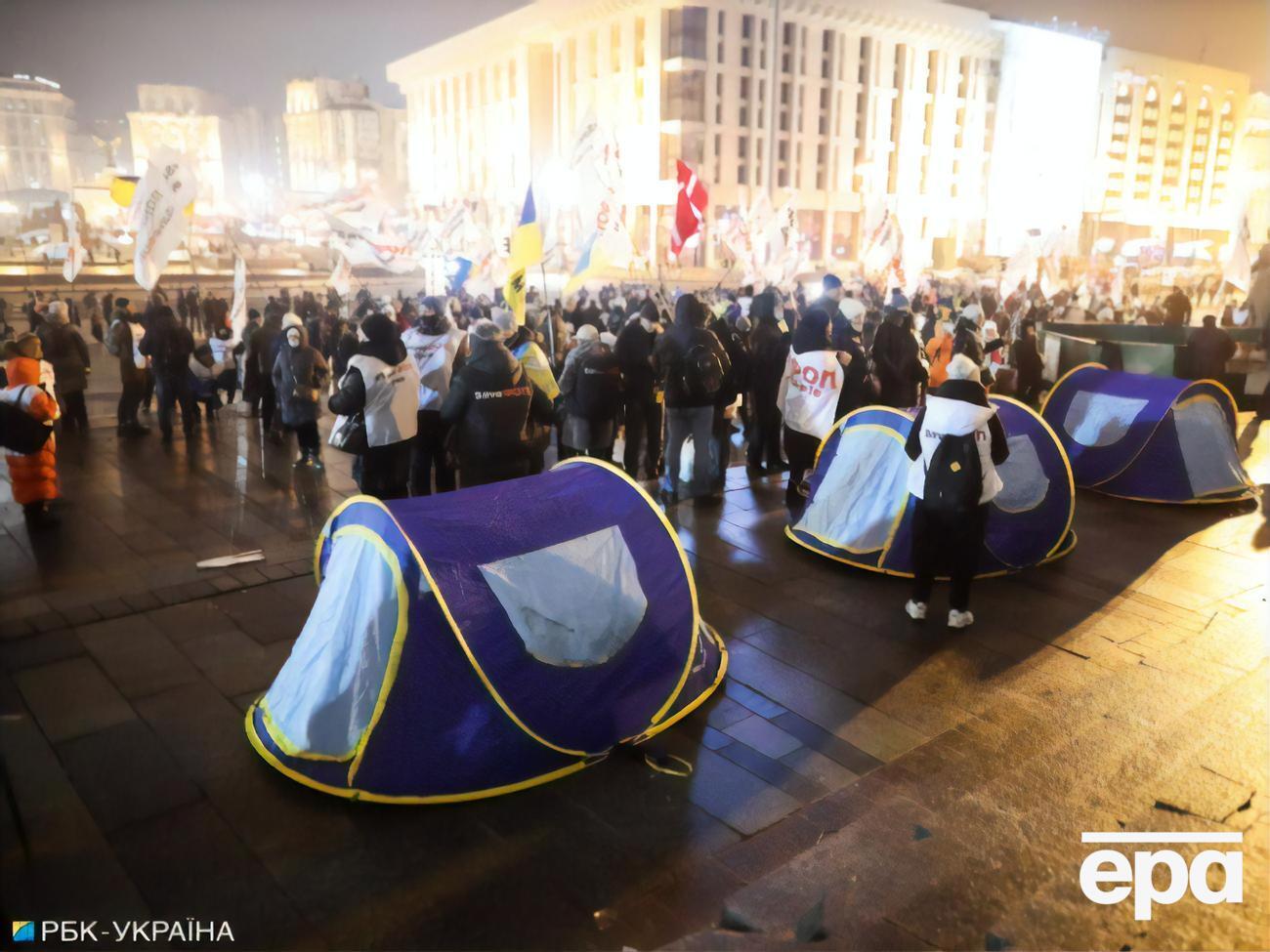 Протестующие снова установили несколько палаток