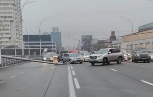 15 декабря на Шулявском мосту упали опоры линии электропередач