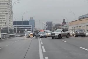 15 декабря на Шулявском мосту упали опоры линии электропередач
