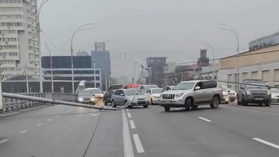 15 декабря на Шулявском мосту упали опоры линии электропередач